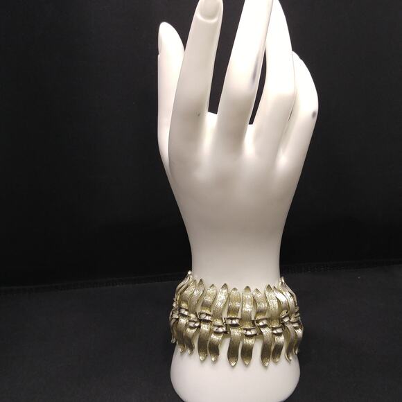 Vintage Lisner Mid-Century Modern Gold & Silver Tone Wide Link Bracelet, 1950s - Picture 3 of 10